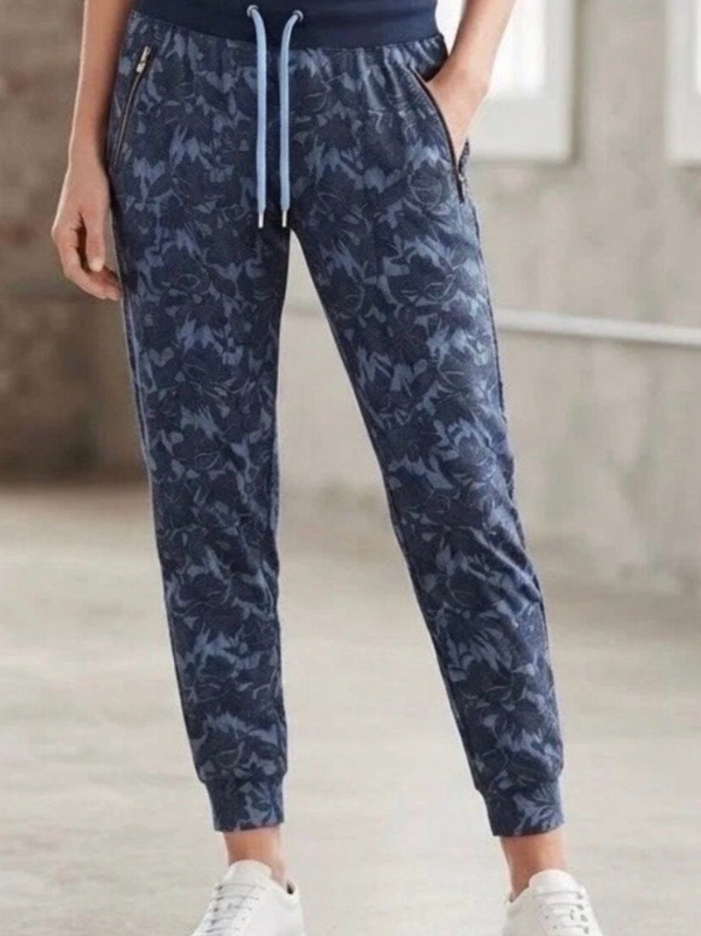 Athleta Trekkie Navy Floral Jogger Pants Size 4